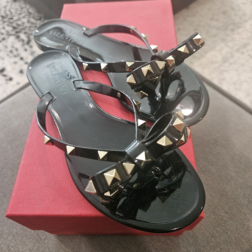 Valentino Garavani Women's Rockstud Thong Sandals Black Size 6 Womens Designer